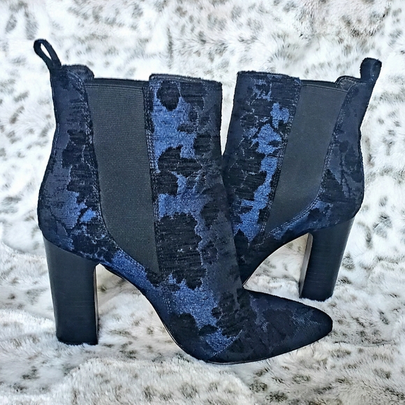 VINCE CAMUTO Britsy Ankle Boot - Picture 1 of 7